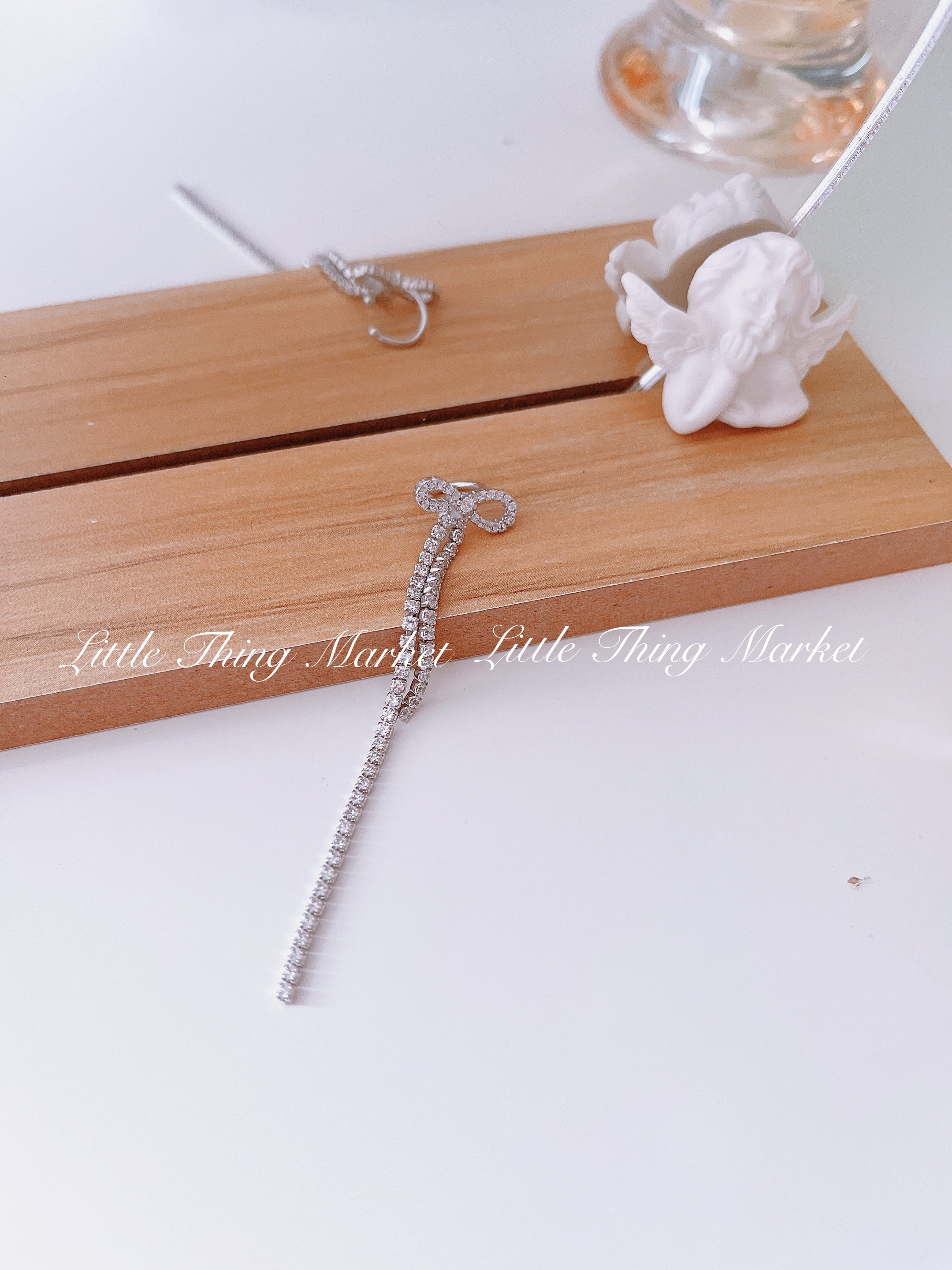 Zircon Ribbon Dropped Ear Clip/ Single