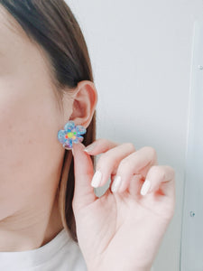 Color Flower Core Earring/ Pair